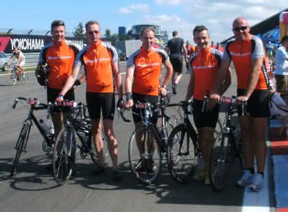 Wirtschaft + Unternehmen: Vanderlande: Trikotspende beflügelt Radler