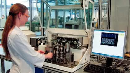 Micro-Array-Handling: Minilabor weist Antibiotikarückstände in Milch nach – 