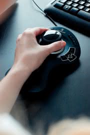 Industriekommunikation: 3D-Navigation ‚mit links’ verbessert Ergonomie