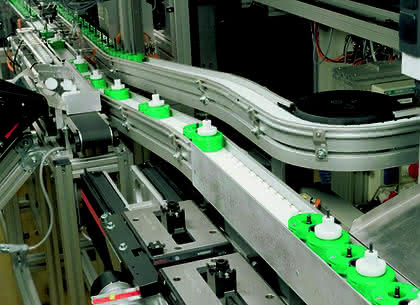 Industrieroboter: Kette zwischen oben und unten Industrieroboter: Kette zwischen oben und unten