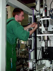 Industrieroboter: Dienst an der Schraube Industrieroboter: Dienst an der Schraube