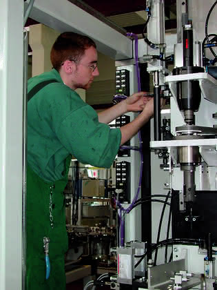 Industrieroboter: Dienst an der Schraube Industrieroboter: Dienst an der Schraube