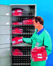 Trennen + Verbinden: Ein Schrank als Ausgabestelle Trennen + Verbinden: Ein Schrank als Ausgabestelle