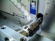 Trennen + Verbinden: Automatisiertes Ultraschall-Schweißen Trennen + Verbinden: Automatisiertes Ultraschall-Schweißen