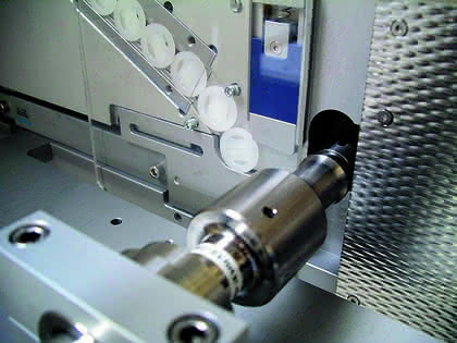 Trennen + Verbinden: Automatisiertes Ultraschall-Schweißen Trennen + Verbinden: Automatisiertes Ultraschall-Schweißen