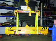 Industrieroboter: Sperrige Bauteile gefahrlos drehen Industrieroboter: Sperrige Bauteile gefahrlos drehen