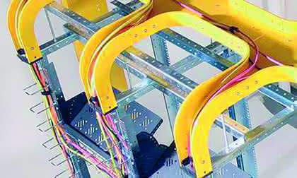 Industriekommunikation: Kabelhandling im Datenverteiler und Serverschrank