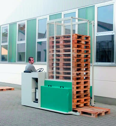 Industrieroboter: Flurförderzeug sammelt leere Paletten Industrieroboter: Flurförderzeug sammelt leere Paletten