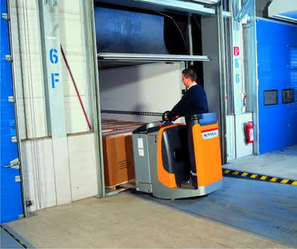 Fördertechnik: Niederhubwagen mit Fahrerstandplattform