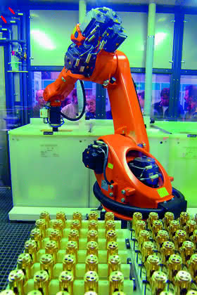 Industrieroboter: Galvanikroboter fertigt flexibel ab Losgröße 1 Industrieroboter: Galvanikroboter fertigt flexibel ab Losgröße 1