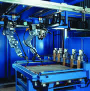 MRK + Cobots: Hinter Gittern: Flexible ­Fertigung