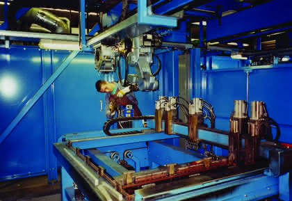 MRK + Cobots: Hinter Gittern: Flexible ­Fertigung