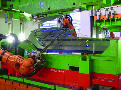 Handhabungstechnik: Spinnen im Presswerk