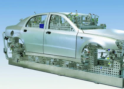Montagetechnik: Autoteile aufgebockt
