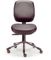 Laborstühle: Ergonomisches Arbeiten  auch unter Reinraumbedingungen