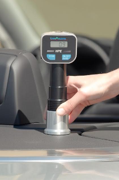 Handhärteprüfer HPE II: Auto-Innenverkleidungen im eingebauten Zustand prüfen