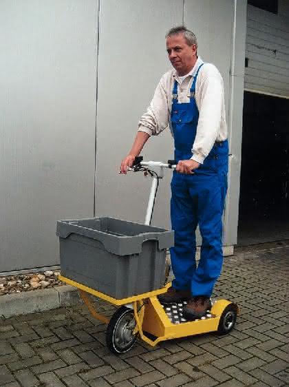 Fördertechnik: Kommissionierender Elektroroller