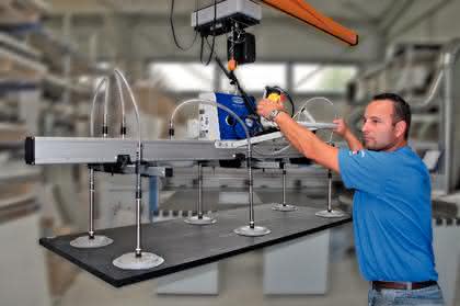 Handhabungstechnik: Rationell aus der Kiste auf die Maschine