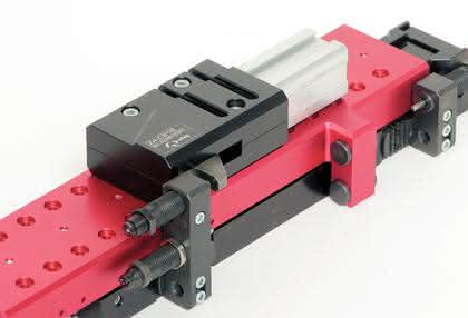 Handhabungstechnik: Rote Module auf Achse Handhabungstechnik: Rote Module auf Achse