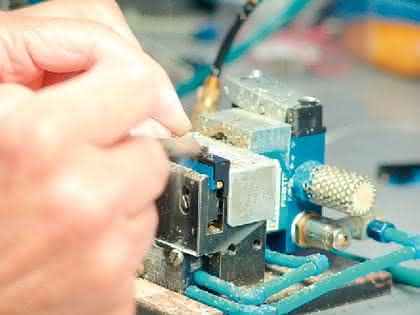 Handhabungstechnik: Von der Baugruppenmontage zur Dosiertechnik Handhabungstechnik: Von der Baugruppenmontage zur Dosiertechnik