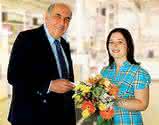 News: Gewinnerin der ersten Ziehung des "Superheroes" Gewinnspiels nimmt Preis in Empfang