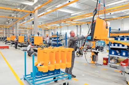Fördertechnik: In der Mitte: Elektro-Niederhubwagen aus Landsberg Fördertechnik: In der Mitte: Elektro-Niederhubwagen aus Landsberg