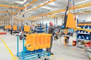 Fördertechnik: In der Mitte: Elektro-Niederhubwagen aus Landsberg