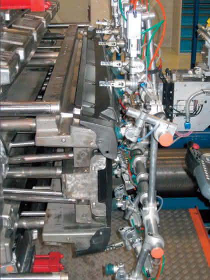 Handhabungstechnik: Baukasten-Lösung: Innovative Entnahme von Großteilen aus Spritzgießmaschinen Handhabungstechnik: Baukasten-Lösung: Innovative Entnahme von Großteilen aus Spritzgießmaschinen