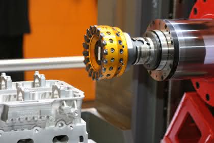 Antriebstechnik: Ein X steuert die Fräsmaschine Antriebstechnik: Ein X steuert die Fräsmaschine