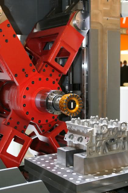 Antriebstechnik: Ein X steuert die Fräsmaschine