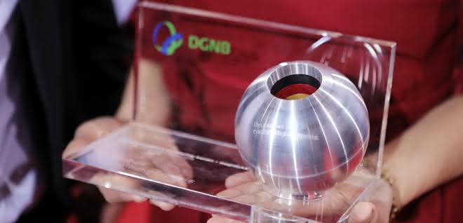 Wirtschaft & Verbände: 6. DGNB Preis „Nachhaltiges Bauen“: die Nominierten stehen fest Wer den DGNB-Preis für „Nachhaltiges Bauen“ erhält, wird im Rahmen der Preisverleihung am 7. Dezember in Düsseldorf bekanntgegeben.