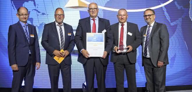 Award presentation to Mahr Managing Director Stephan Gais
