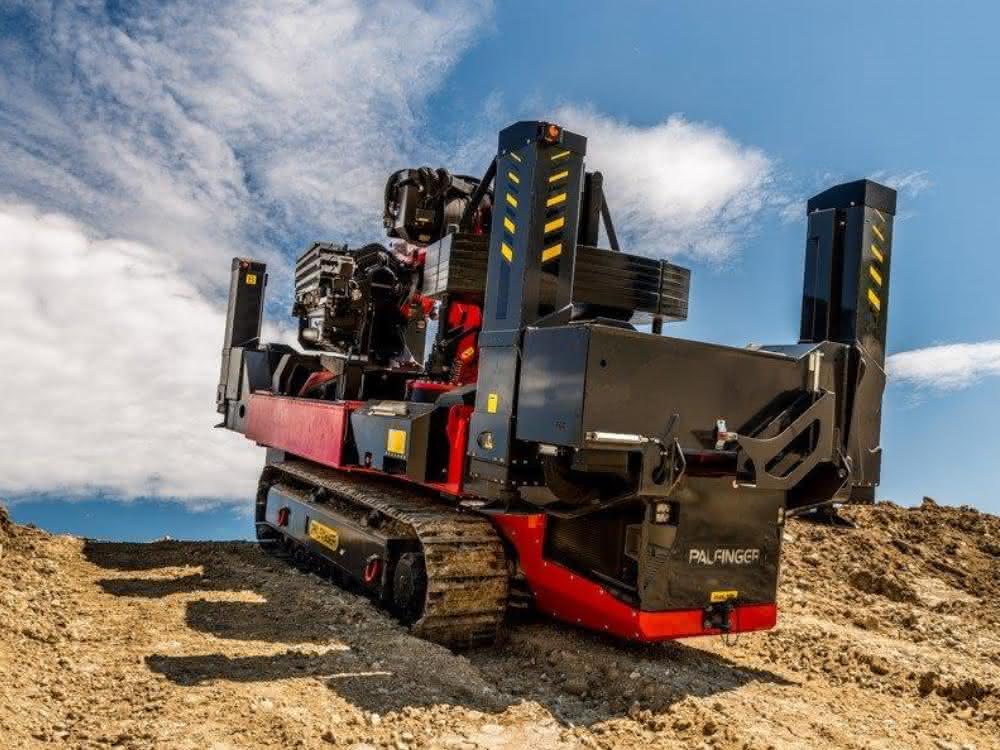 Der neue Raupenkran von Palfinger PCC 115.002 eignet sich besonders für den Einsatz auf unwegsamem Terrain, in der City, auf Großbaustellen oder in engen Industrie- und Indoor-Umgebungen