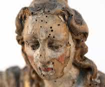 Holzskulptur mit Anobienbefall