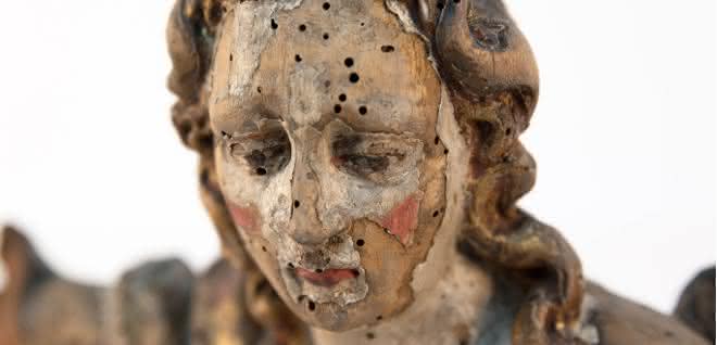 Holzskulptur mit Anobienbefall Holzskulptur mit Anobienbefall