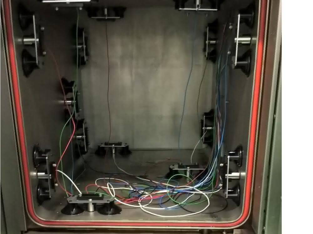 Geöffnete Sterilisierkammer mit Messaufbau für eine Schallemissionsprüfung.