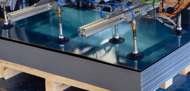 FIPA flat suction cups made of NBR prevent sheet metal blanks from fluttering at high speeds FIPA flat suction cups made of NBR prevent sheet metal blanks from fluttering at high speeds