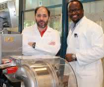 Prof. Dr. Marcelo Fernandez-Lahore mit Senior Researcher Dr. Martin Kangwa
