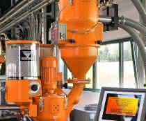 Das neue Steuergerät dient zur genauen Zudosierung von Masterbatch oder Pulver zu Kunststoff-Rohmaterial vor der Verarbeitung im Spritzguss oder Extrusion. Das neue Steuergerät dient zur genauen Zudosierung von Masterbatch oder Pulver zu Kunststoff-Rohmaterial vor der Verarbeitung im Spritzguss oder Extrusion.
