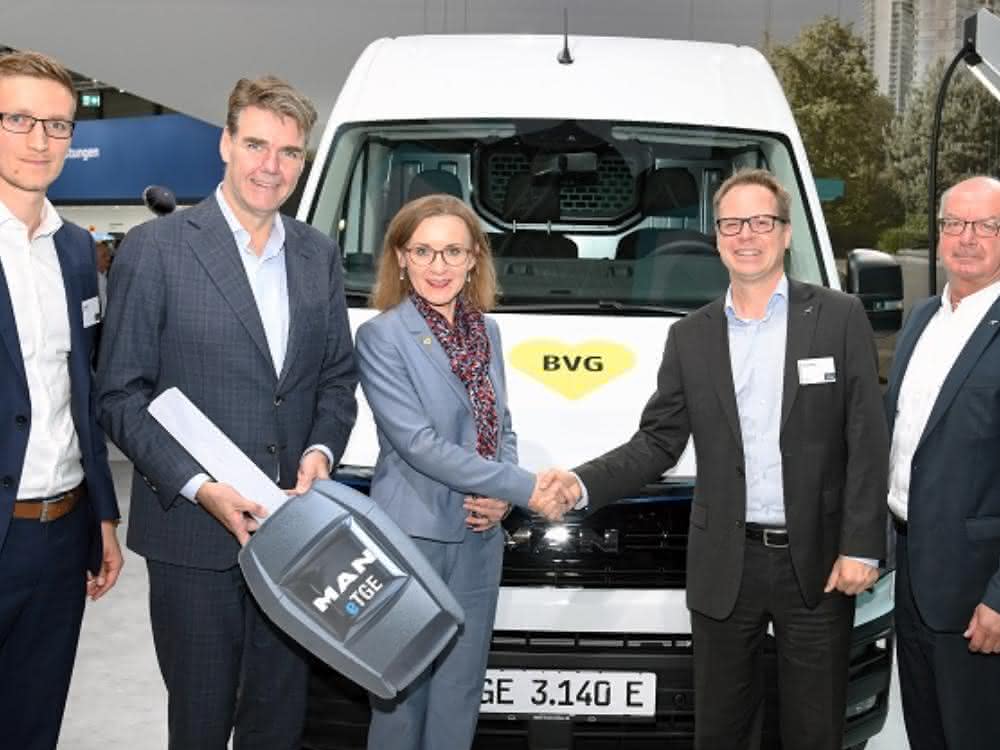 Symbolic handover of keys for four MAN eTGE to BVG