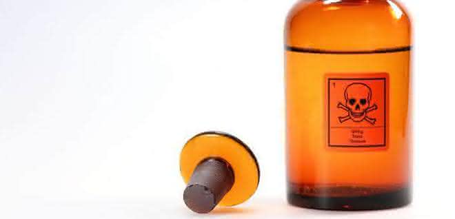Glas mit Gift-Etikett