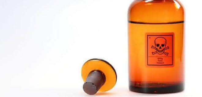 Der bioanalytische Nachweis von Vergiftungen mit phosphororganischen Substanzen ist sowohl forensisch und toxikologisch als auch diagnostisch von großer Relevanz. Glas mit Gift-Etikett