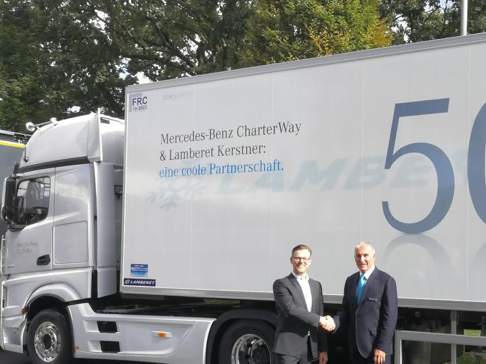 Lamberet übergibt 500. Kühlfahrzeug an Mercedes-Benz CharterWay