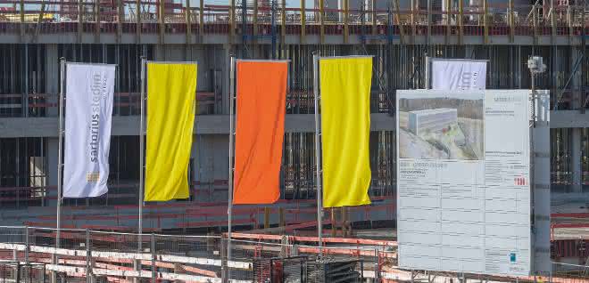 Baustelle mit Fahnen beim Richtfest für neues Cell Culture Technology Center in Ulm