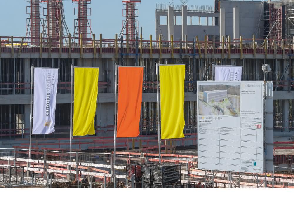 Baustelle mit Fahnen beim Richtfest für neues Cell Culture Technology Center in Ulm
