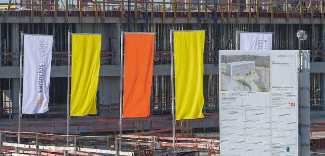 Baustelle mit Fahnen beim Richtfest für neues Cell Culture Technology Center in Ulm