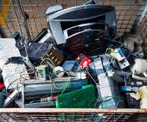 Elektroschrott zu recyceln ist eine Herausforderung, da die eingesetzten Klebstoffverbindungen sich höchstens unter großem Zeit- oder Energieaufwand wieder lösen lassen. Elektroschrott