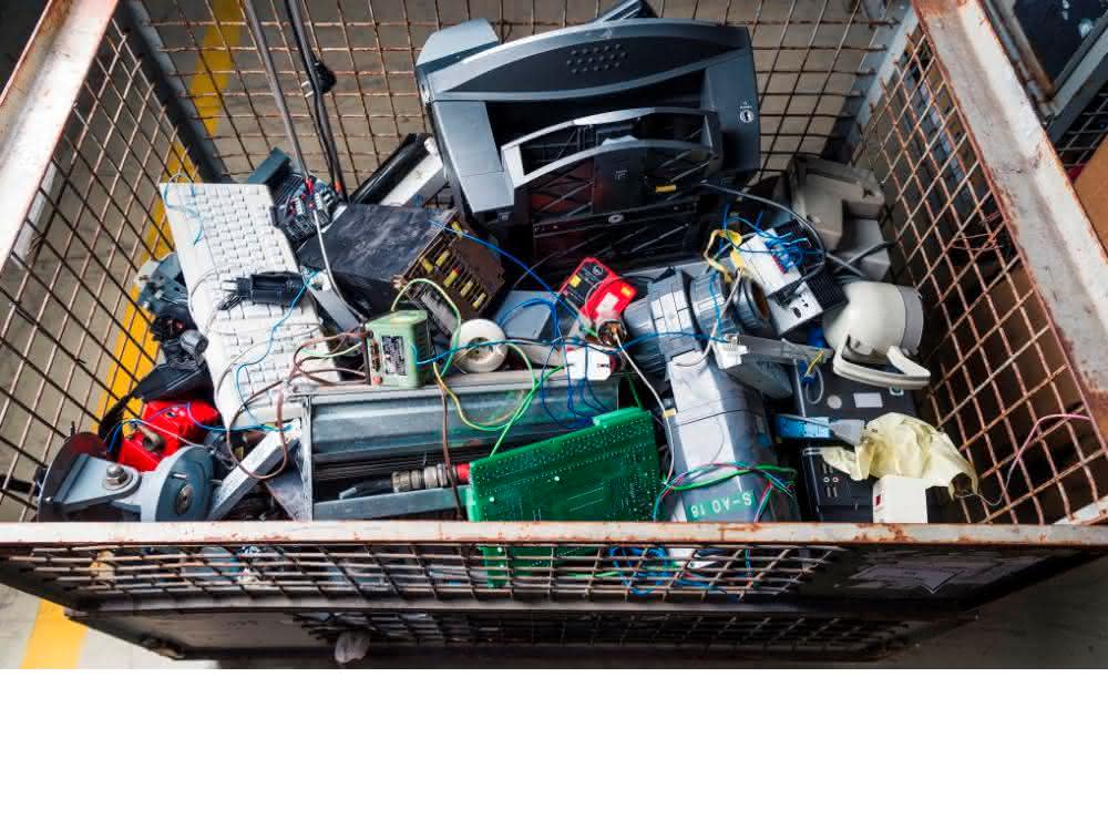 Elektroschrott zu recyceln ist eine Herausforderung, da die eingesetzten Klebstoffverbindungen sich höchstens unter großem Zeit- oder Energieaufwand wieder lösen lassen. Elektroschrott