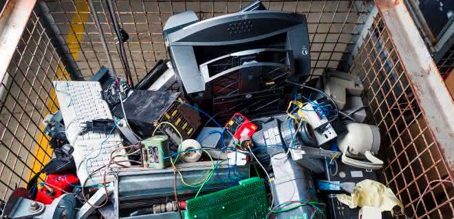 Elektroschrott zu recyceln ist eine Herausforderung, da die eingesetzten Klebstoffverbindungen sich höchstens unter großem Zeit- oder Energieaufwand wieder lösen lassen. Elektroschrott