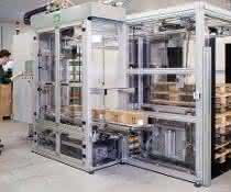 Packaging machine with a pick-and-place palletizing robot